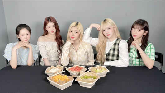 29.04.2022 (XT/YJ/MS/DY/CH) Watch carefully. It&#39;s the Unnies&#39; V LIVE